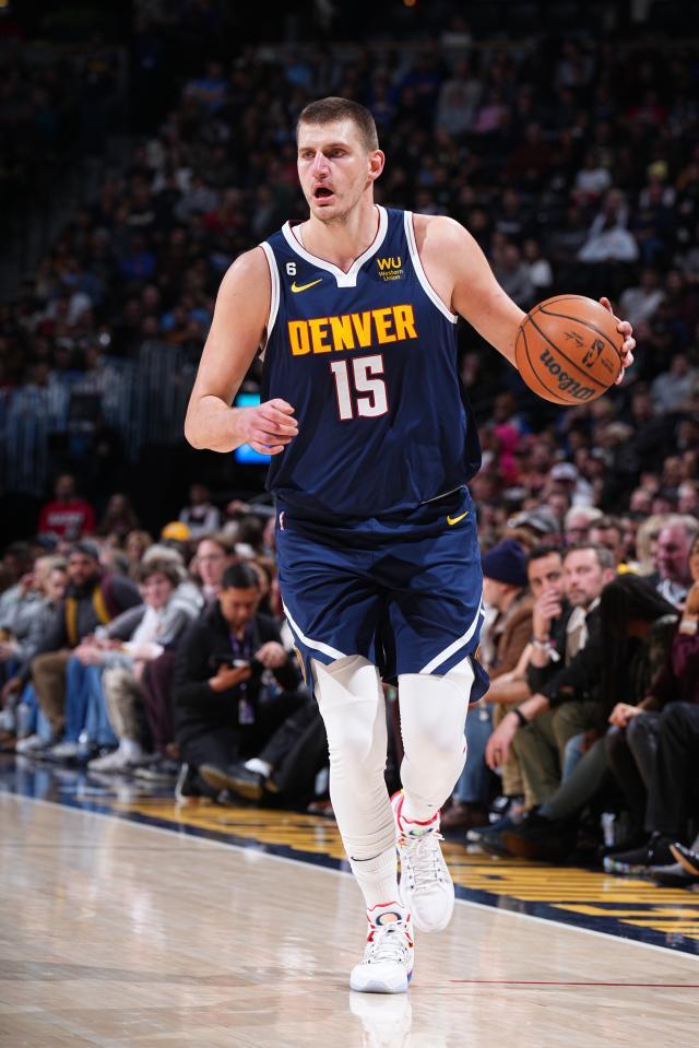 爱游戏-众球星力挺约基奇MVP三连庄：他的表现就是MVP