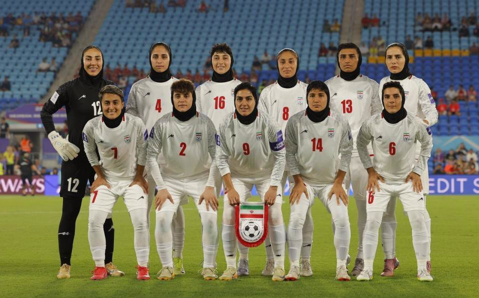 爱游戏官网-争议？祖国遭空袭后，伊朗女足亚洲杯集体拒唱国歌！主帅面带微笑